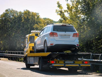 Ein Auto wird durch den Abschleppdienst abgeholt. Die Abholung geht fix vonstatten.